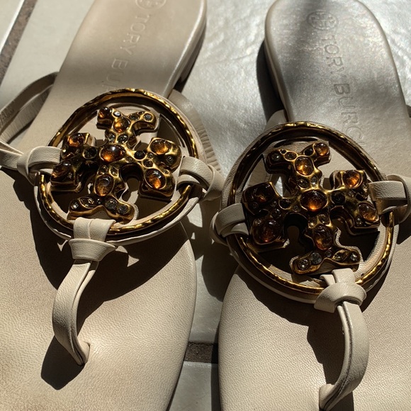 TORY BURCH beautiful medallion oringinal T tan sandal size 8.5 - Picture 1 of 5